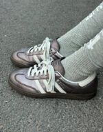 Tênis Adidas Samba OG Feminino "Supplier Colour Off White Gum" Metálico - Imagem 2