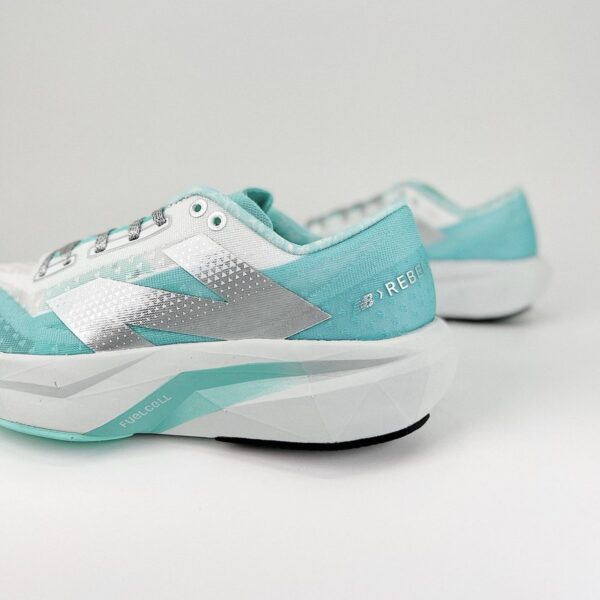 New Balance FuelCell Rebel V4 - Azul Claro - Imagem 6