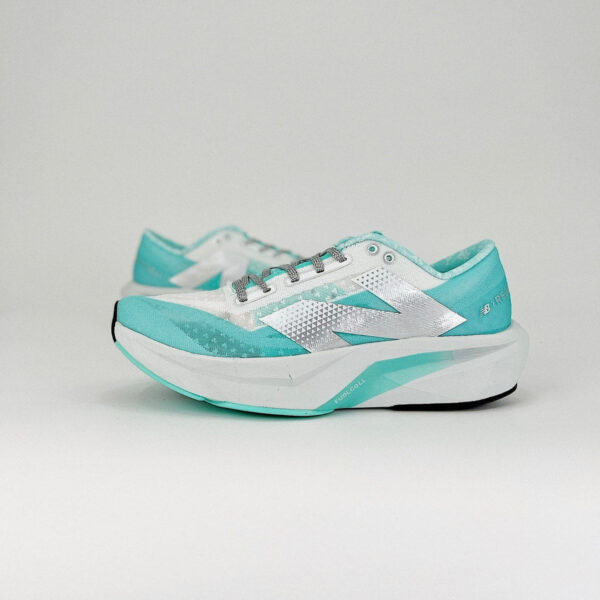 New Balance FuelCell Rebel V4 - Azul Claro - Imagem 2
