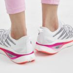 Tênis New Balance Fuelcell Supercomp Elite v3 'White Blue Magenta' Branco/Rosa - MRCELLE3 - Imagem 6